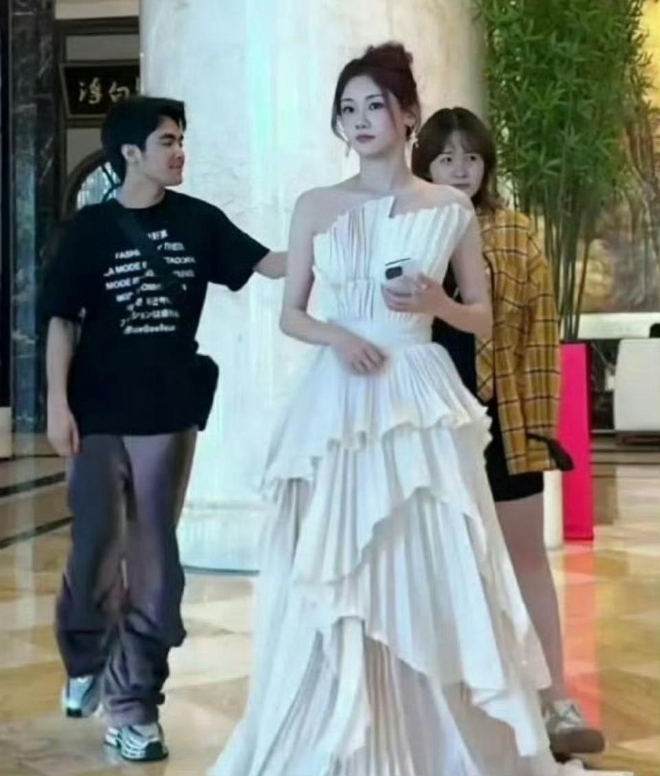 完全看不出来是生过三个孩子的妈妈