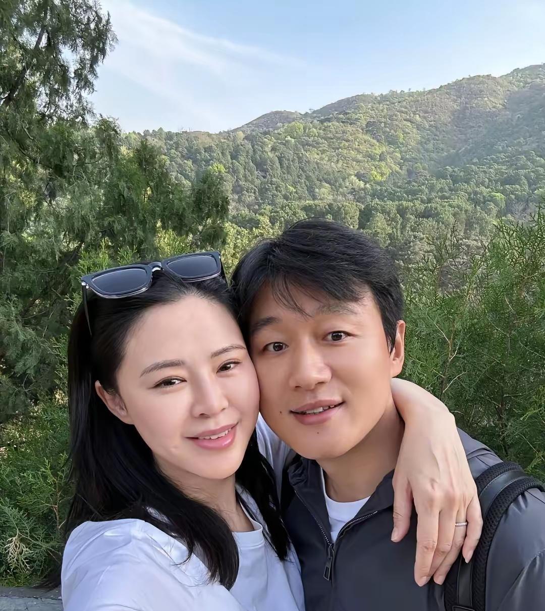 女的太显老了，阿姨和帅哥