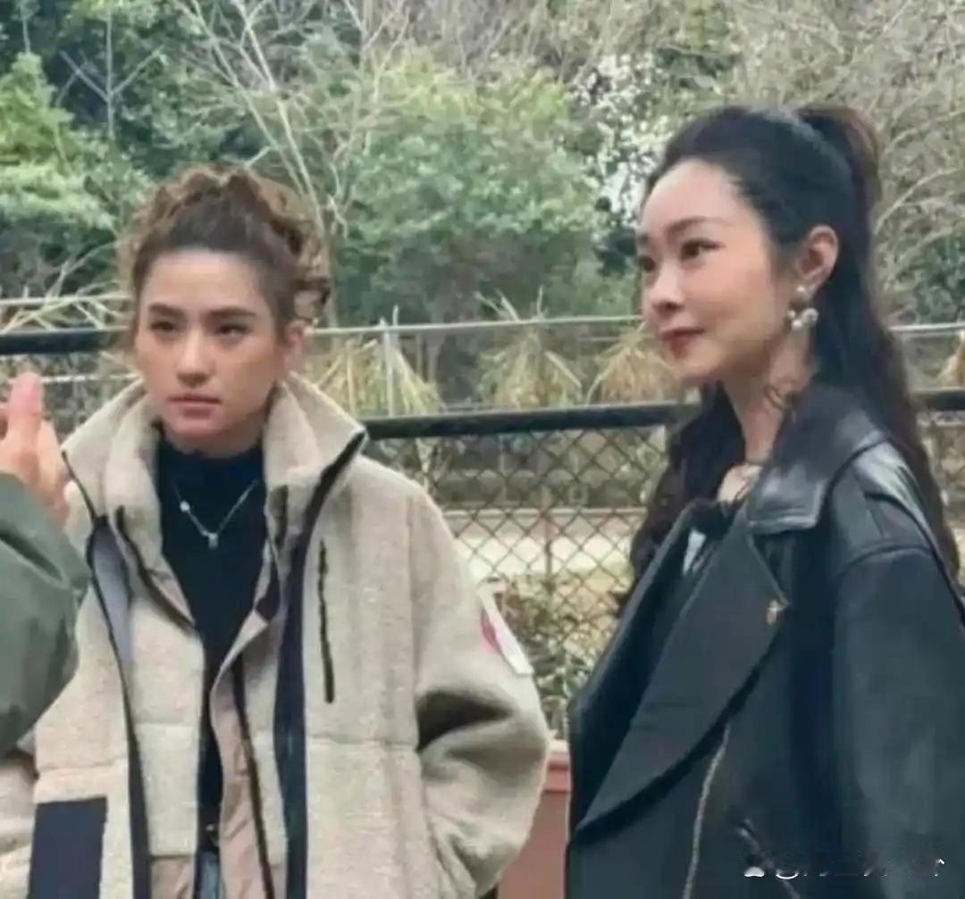 明星和富家女的区别，一个永远带着笑容，一个想笑就笑，想板着脸就板着​​​