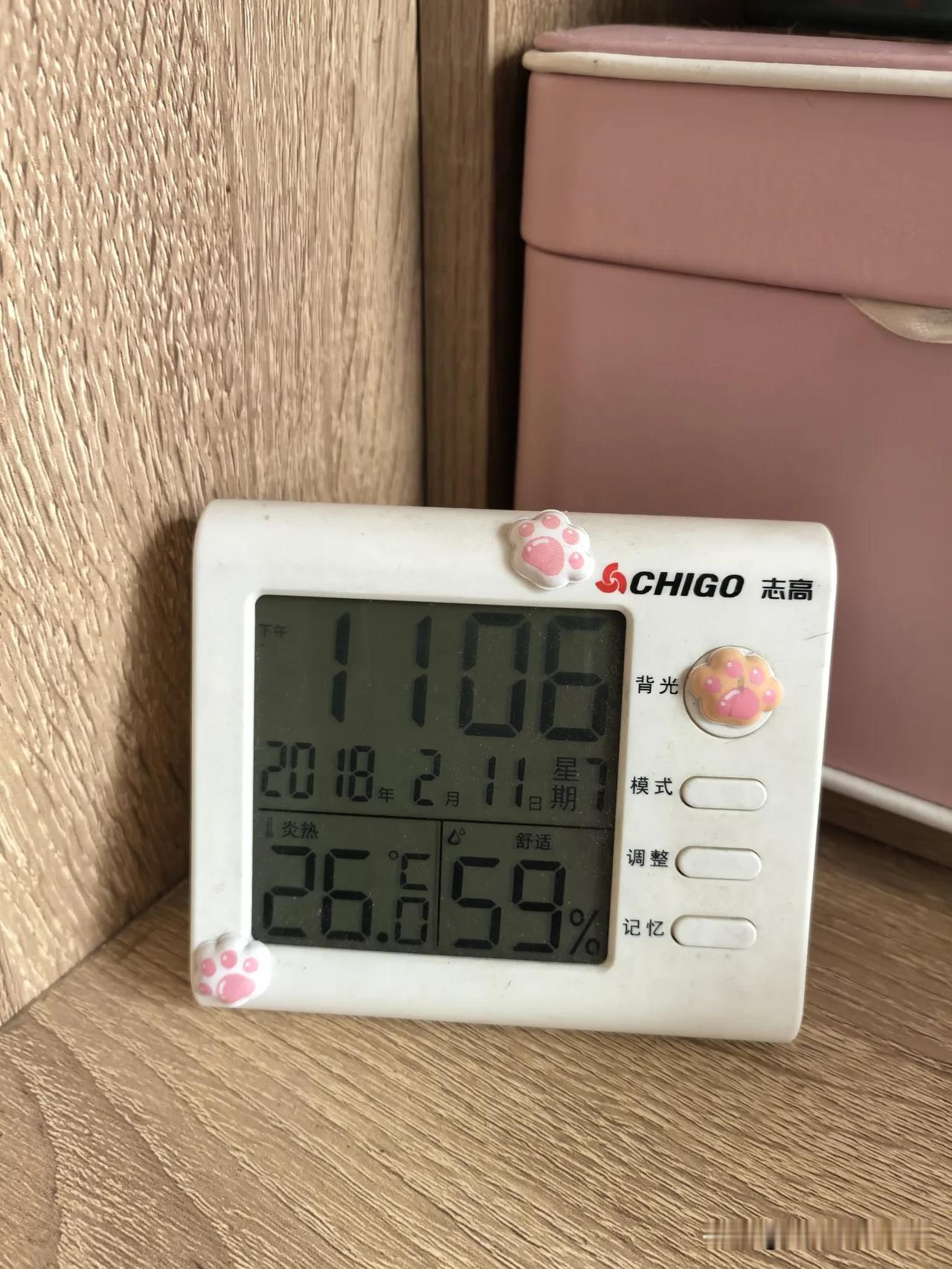 老妹，刚刚打来视频说，东北老家供暖了。问我这儿，冷不冷？我说这两天，我这里气