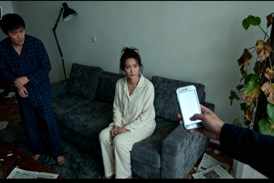 结婚7年，我早就习惯了老公的“甩手掌柜”模式——袜子扔在沙发上不洗，我加班到深夜