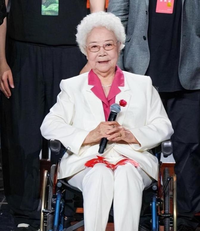 实在令人敬佩！身为正军级离休干部、享有三万多元月薪的人民艺术家田华，生活简朴，每
