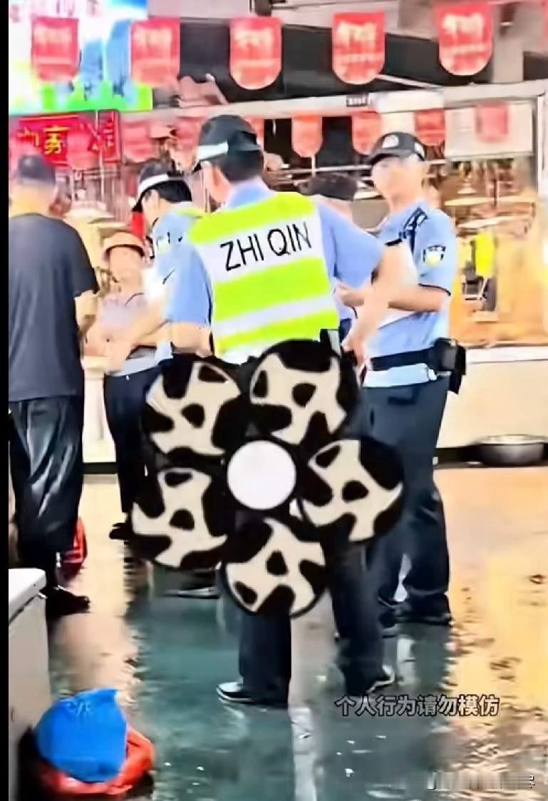 被梭子蟹夹手报警，这年头可真是啥人都有啊！近日浙江一女子在菜市场挑选梭子蟹的时候