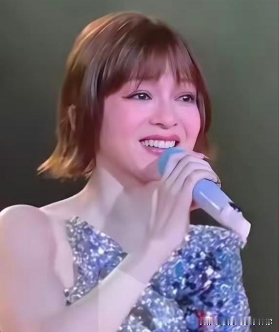 我盯着手机屏幕上张韶涵汕头演唱会的新造型，忍不住碰了碰身边的朋友。你看这发型，是