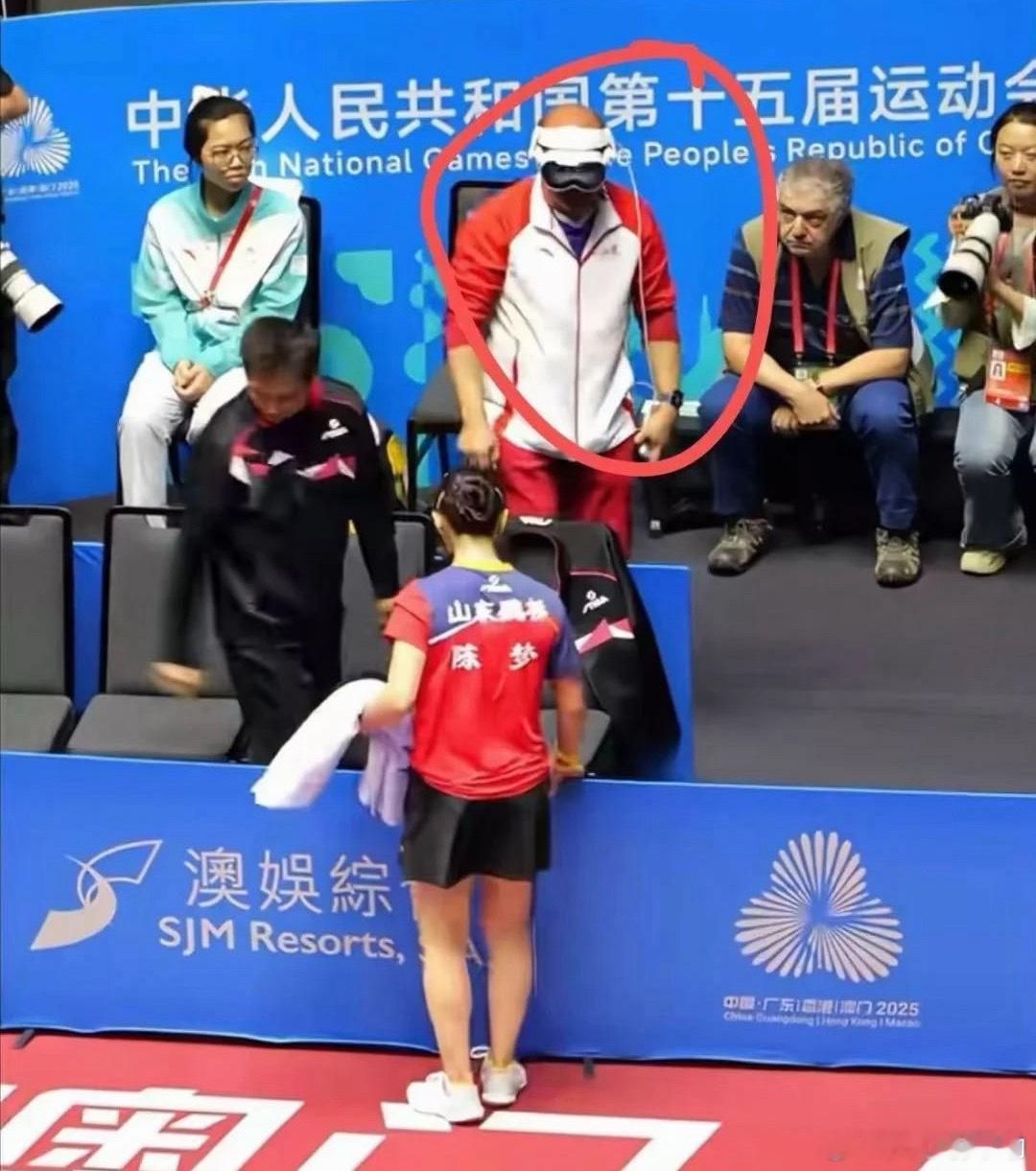 直接上AI用高科技研究队友？