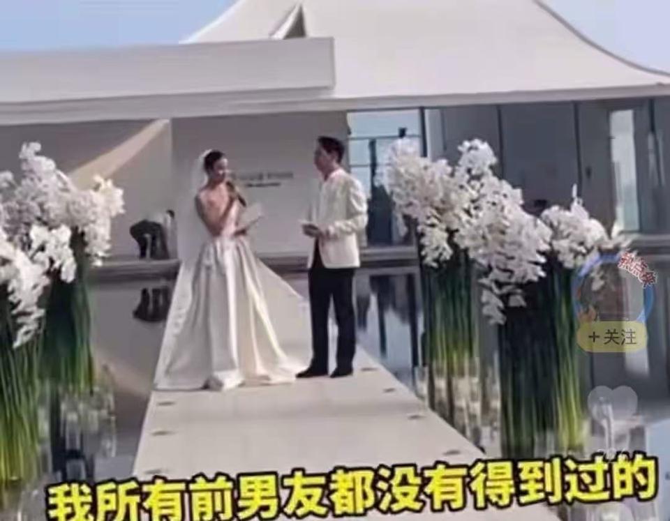 这就是典型的“低情商”！婚礼仪式上，新娘当着台下亲朋好友的面，拿着喇叭对新郎说