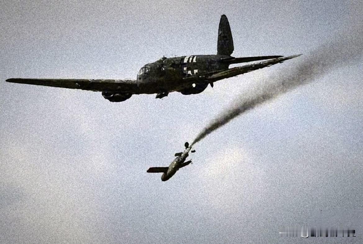 1941年，一架德国He-111轰炸机正在测试一枚布洛姆-福斯BV-143火箭推