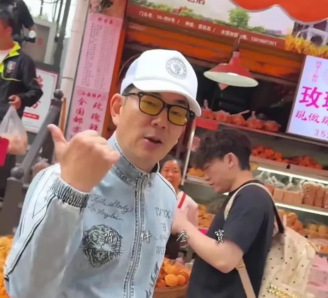 任贤齐5月22日来到昆明准备即将到来的演唱会，期间私人助理陪着走街串巷，尝美食、
