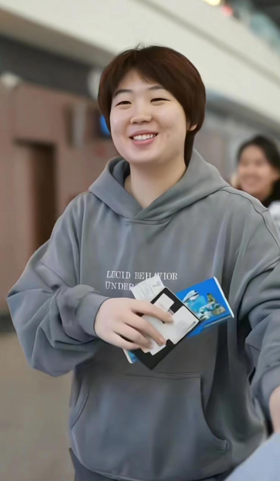 机场出发多哈冠军赛的蒯曼，这次大不一样，一身灰色装扮，与以前大不一样。