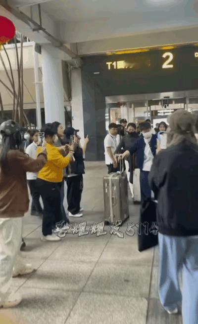 莎莎海口遭球迷追拍，coco伸手护莎莎！由于莎头出战海口亚洲杯，国乒队伍现身后