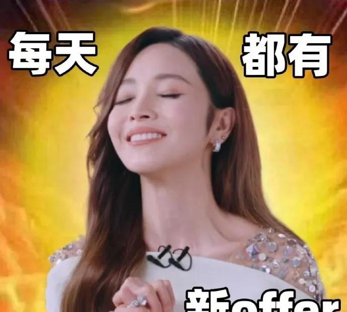 把时间拨回到6月8日，在《乘风2025》成团夜的舞台上，侯佩岑突然开启“在线求职