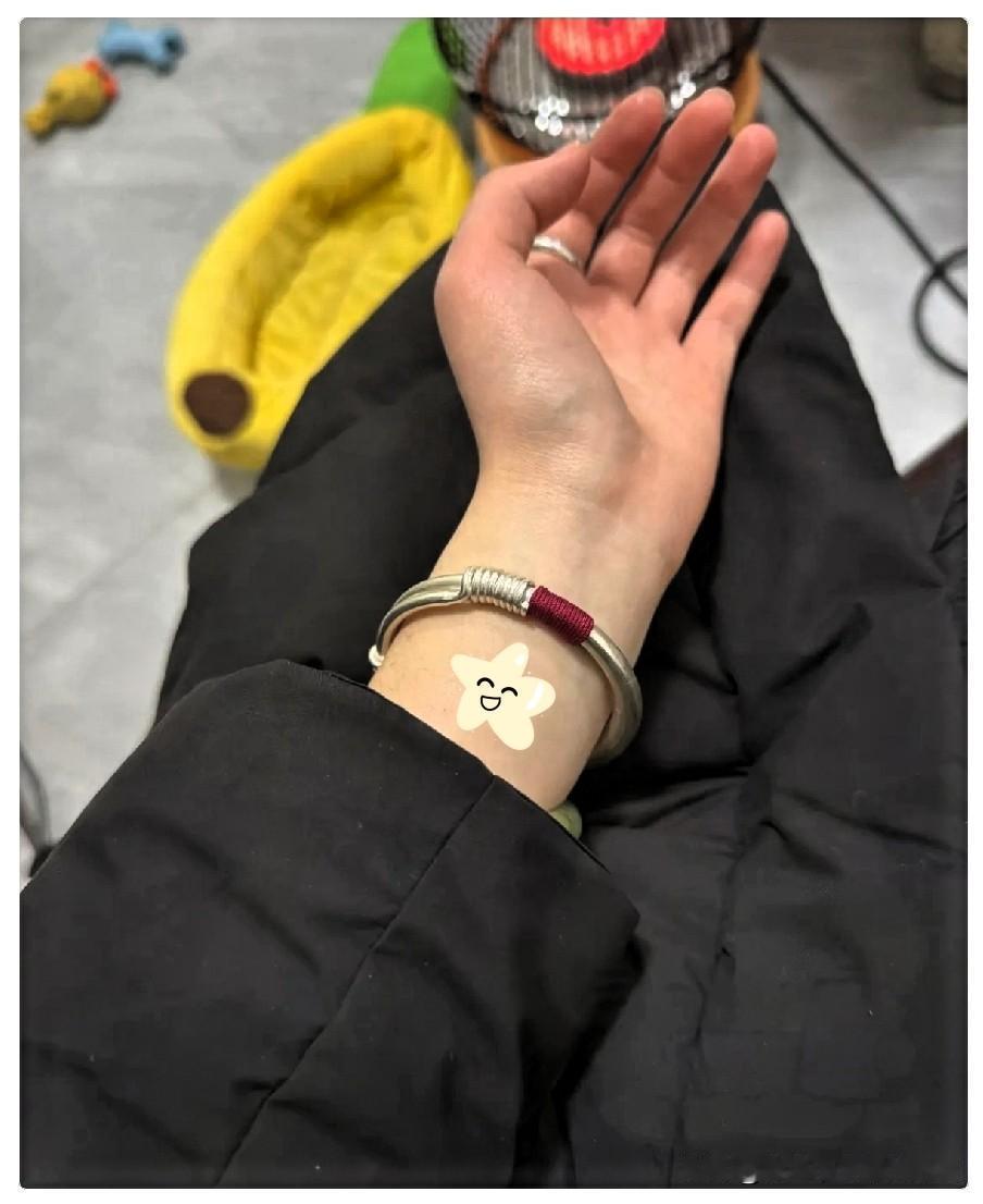 一夜之间，银镯子已经快买不起了！1月4日，一只68克银镯子，轻轻松松就突破