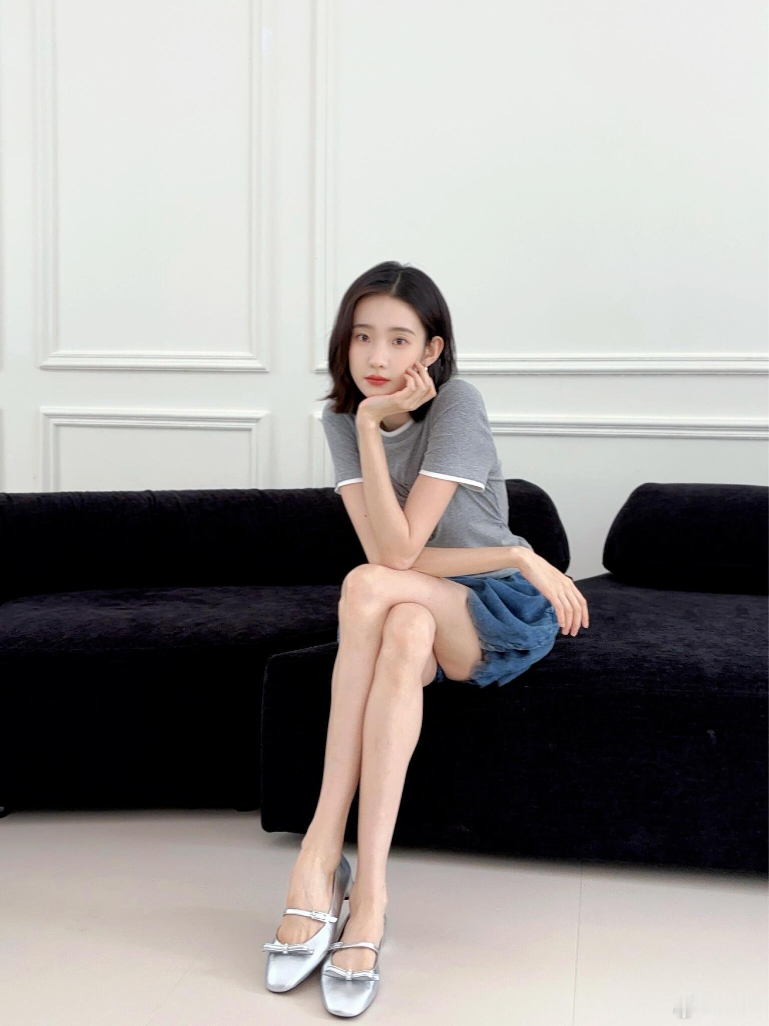 张艺凡💙周末大秀美腿​​​