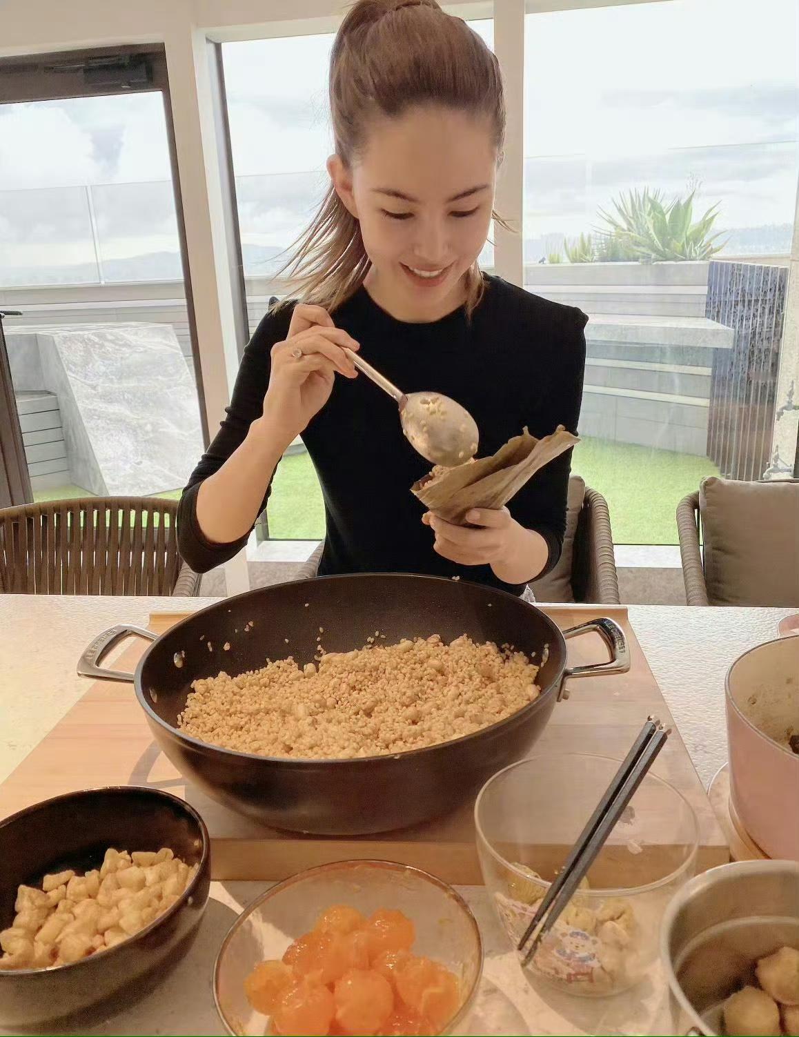 难怪周董深爱昆凌，端午粽子都亲自包给老公吃，这样贤惠又美丽的老婆谁不爱啊！包粽