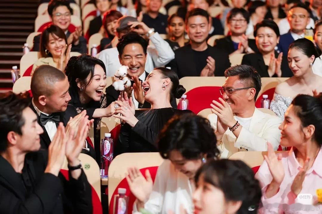 这张图定格瞬间每个人的表情抓拍的很生动，这里面有5个剧组4位女主提名，阿勒泰、小
