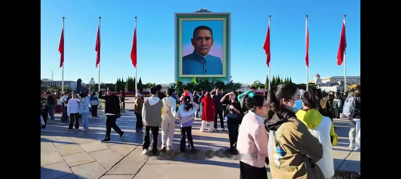 每逢国庆，天安门广场会摆放孙中山先生画像，这是延续多年的礼仪安排。孙中山先生是