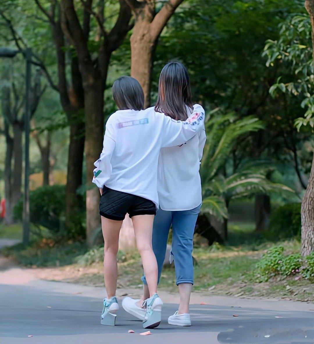 真的被王子文这双鞋造型整破防了！正面看是坡跟增高鞋，后跟还挖了一块，侧面看活像张