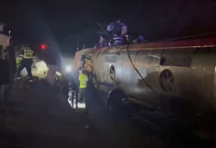 西班牙一高铁行驶中脱轨, 侵入相邻线路后撞上对向正高速行驶的列车, 导致后者也发生脱轨, 事故已致7人死亡上百人受伤