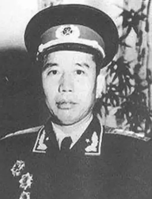 1950年，由马家军改编来的解放军骑兵部队突然叛乱，全员系上白布条冲锋，王震派装