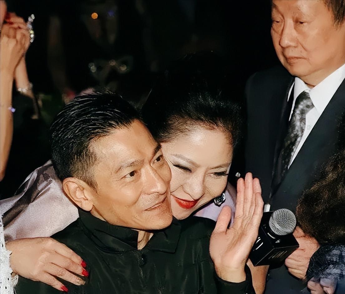 九十年代的香港，刘德华孤身闯入向华强家中，面对热情的招待却支支吾吾说不出话。向太陈岚敏锐察觉不对，随
