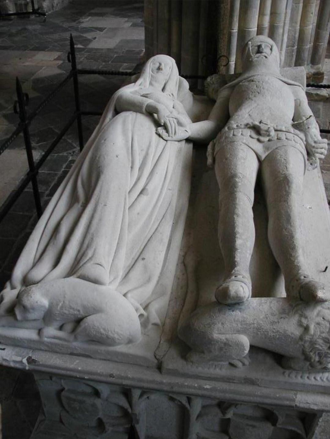 650年前的英国墓葬石像：死了也要手牵手，脚下还有一只狗！这是建于1370年阿伦