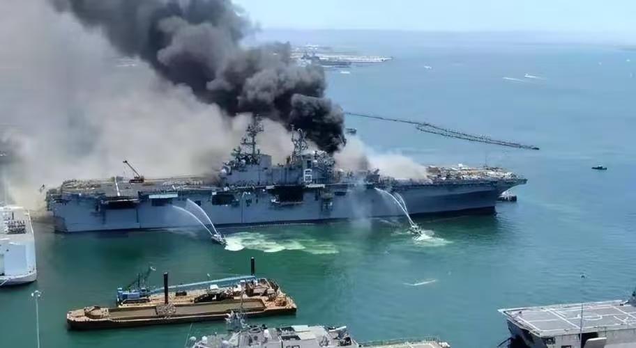 美军正在中东打一场毫无章法的"无头战"！航母没到位就开打，兵力像添油一样往火坑里