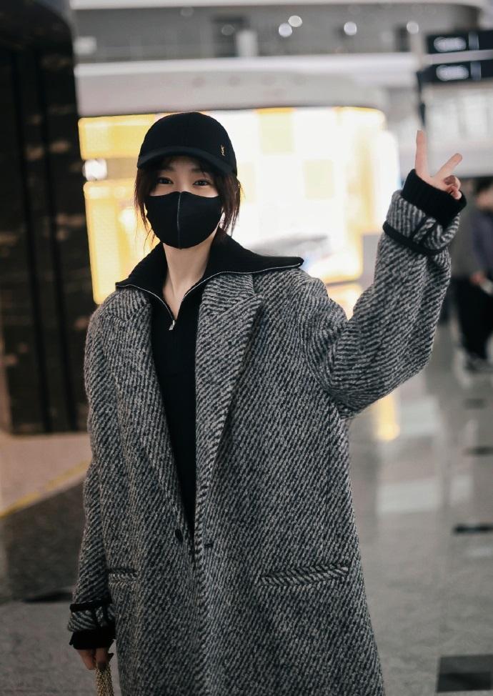 最近高叶在出席时尚活动的时候搭配的很有高级感，也格外的有风度。高叶里面穿黑色