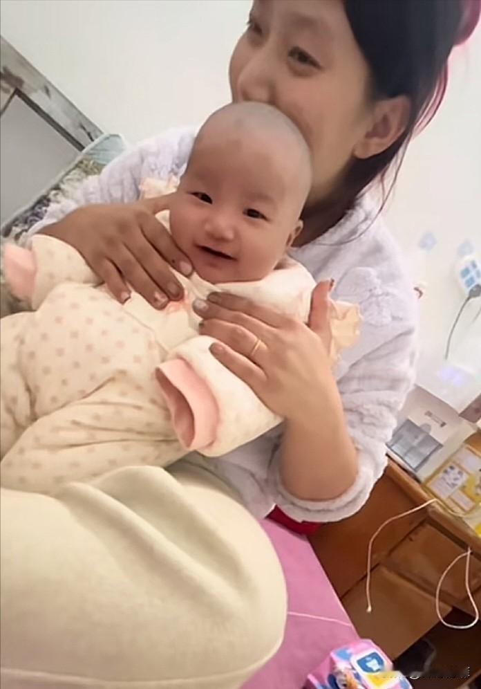 河南，妈妈出门不到20分钟，回家却发现宝宝的胎发被奶奶偷偷剃光了，宝宝只有50多