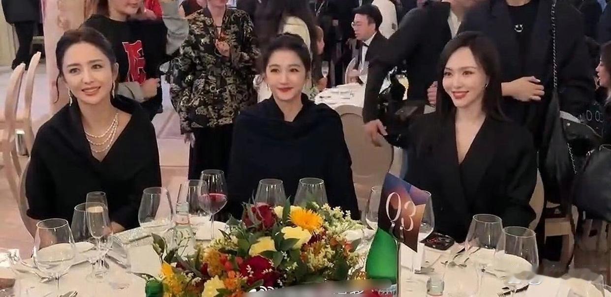 关晓彤真的没坐错位置吗？感觉像小孩坐到了大人桌