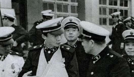 1988年3月14号，刘华清正在开会。突然有人急忙地跑进来，说道：“南沙打起来了