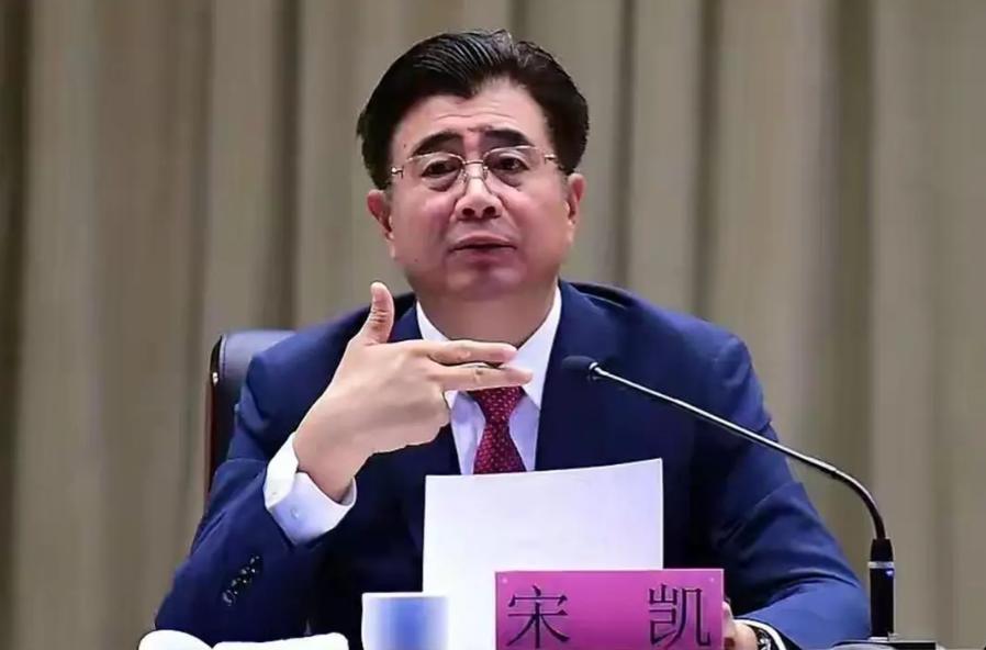 过去足协出国“取经”，动不动就拉上一百多号人，浩浩荡荡跟旅游团似的，机票酒店花销
