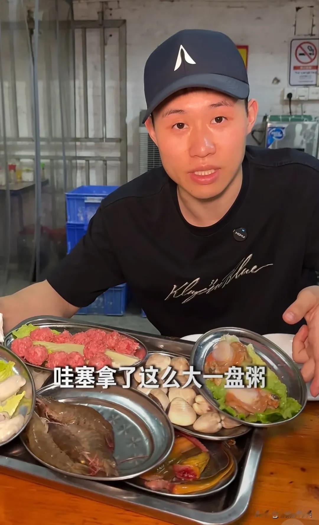 奥运跳水冠军谢思埸，独自现身广州一家小馆子吃火锅，退役后的他，生活好潇洒。[呲牙