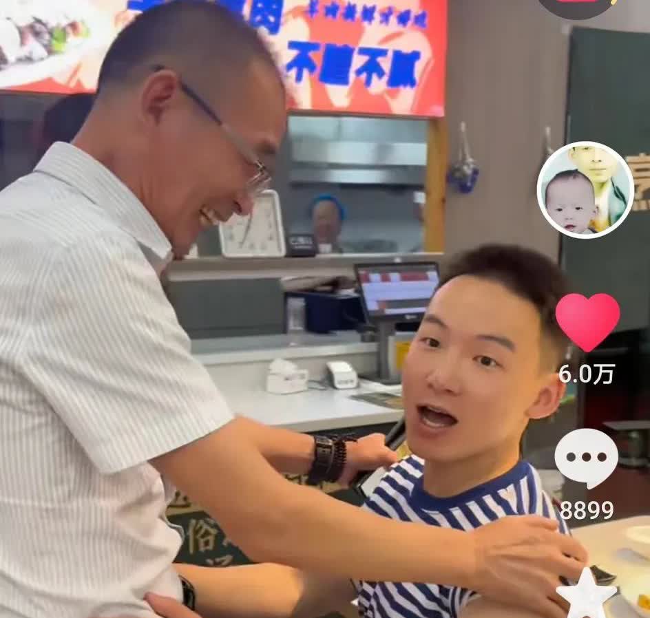 我敢说，谢浩男这惊讶的眼神不是看向爸爸，也不是看向旁边的妹妹，更不是看向摄像头，