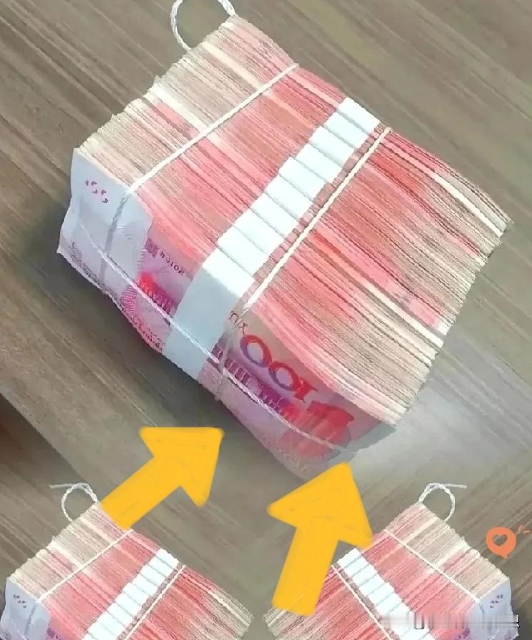 昨晚的黄金价格狂跌一千多的价格瞬间变成九百多这让很多人慌了手脚，手里的钱攥