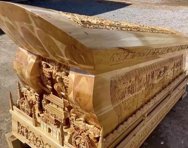 这口大棺材看起来是非常气派的，通体都是雕刻而成，木料看起来应该是非常名贵的木料，