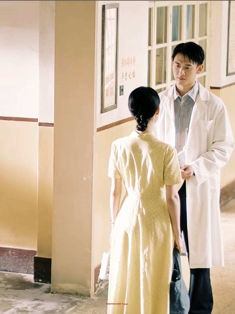 纯真年代的爱情烂尾原著中瞿桦（王天辰饰）与方穆静（郭晓婷饰）是纯粹的双向暗恋，