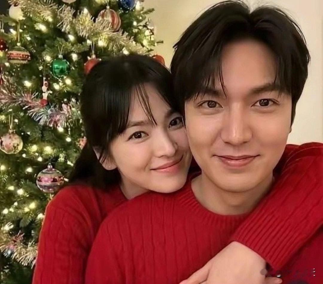 宋慧乔李敏镐圣诞封面杀疯了！红毛衣同框氛围感拉满，眼神默契封神​​​。