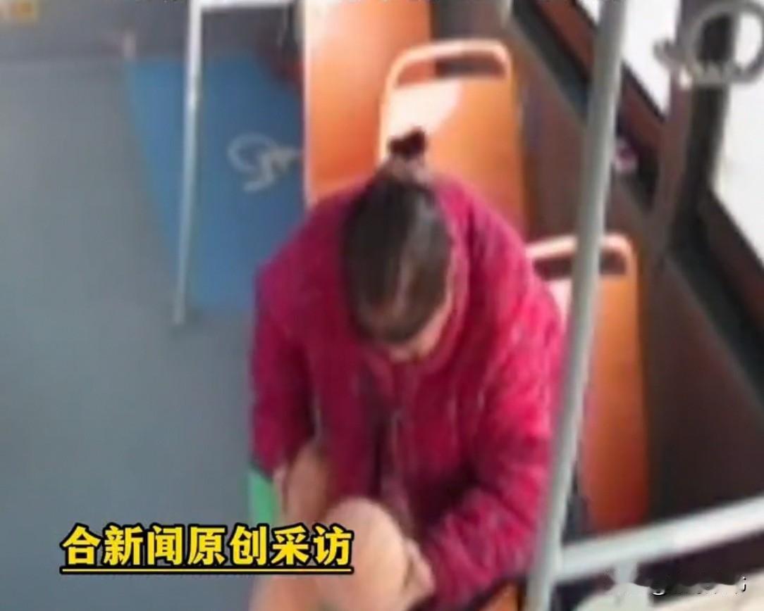 安徽一辆公交车上,司机正等乘客上下车。突然,一位阿婆往前边走来。司机忙提醒:“阿