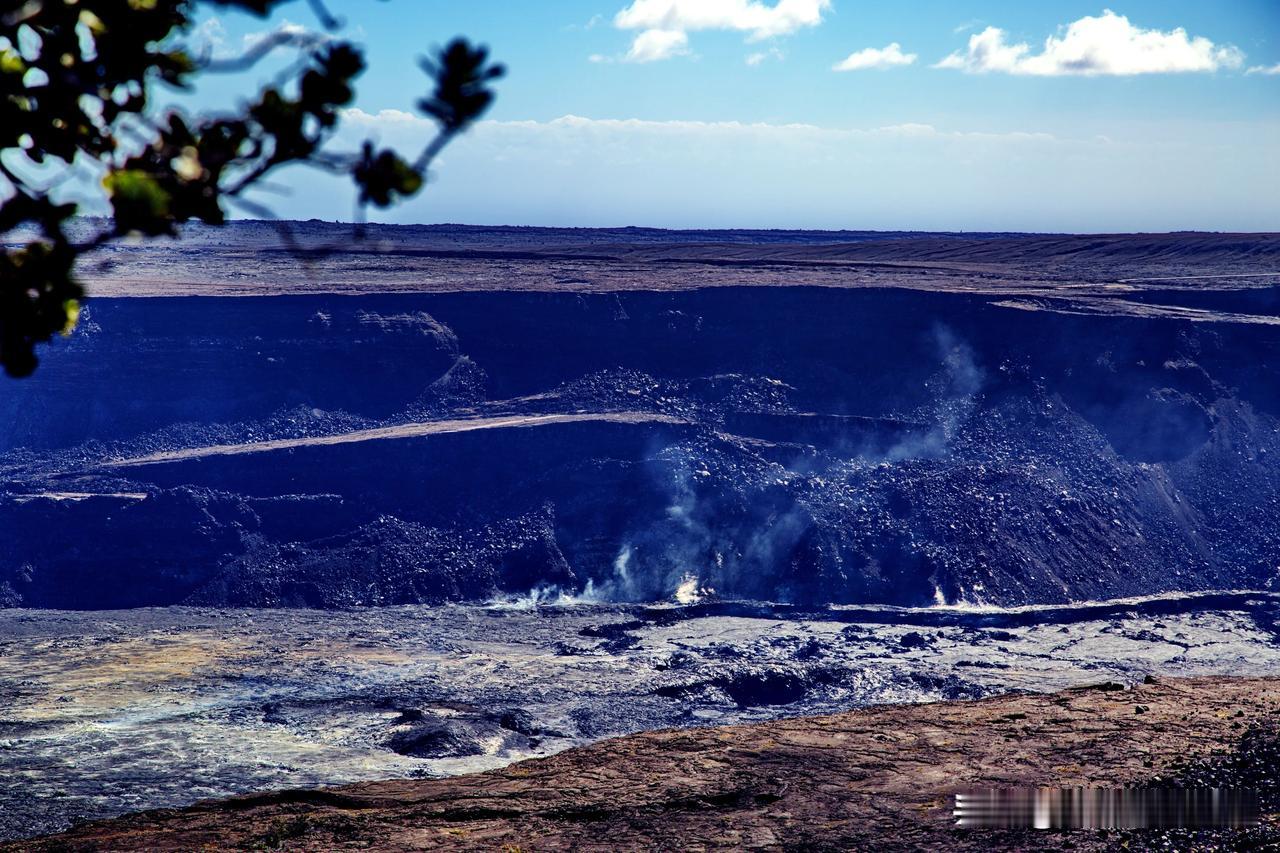 活火山喷发前的迹像。这张夏威夷基拉韦厄火山的照片拍摄于2024年11月15日，有