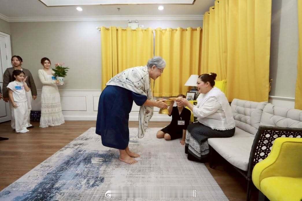 王室王室泰国王室诗丽帕2026年7月8日，诗丽帕接受一位夫人捐赠的善款和一盆花
