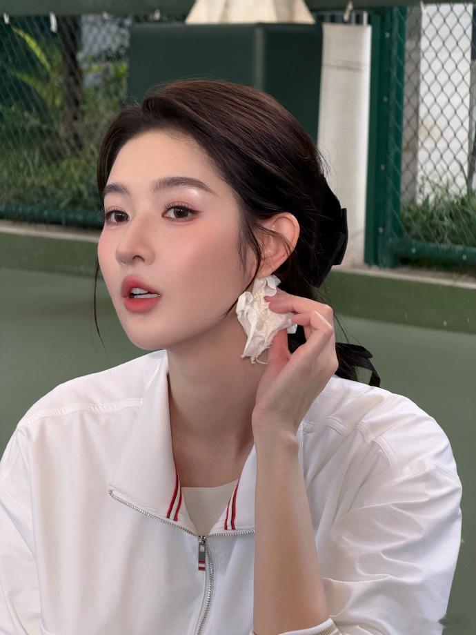 王玉雯球场美貌暴击，完全就已经美到了我的心巴上了呀，这么好看的美少女有谁会不喜欢