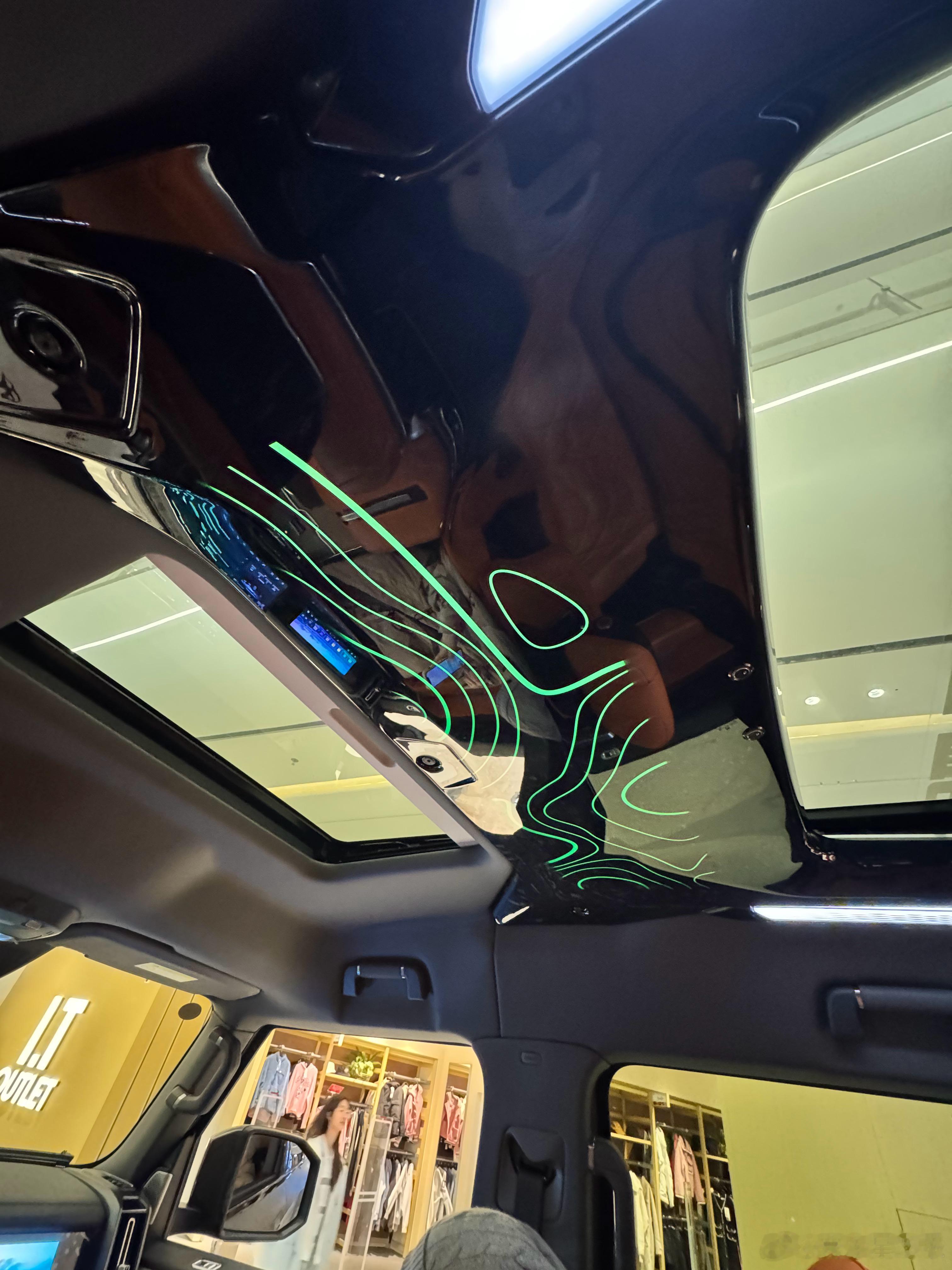 商场里看到这个车顶，大几十万的车，。。。嗯。。。不敢评价