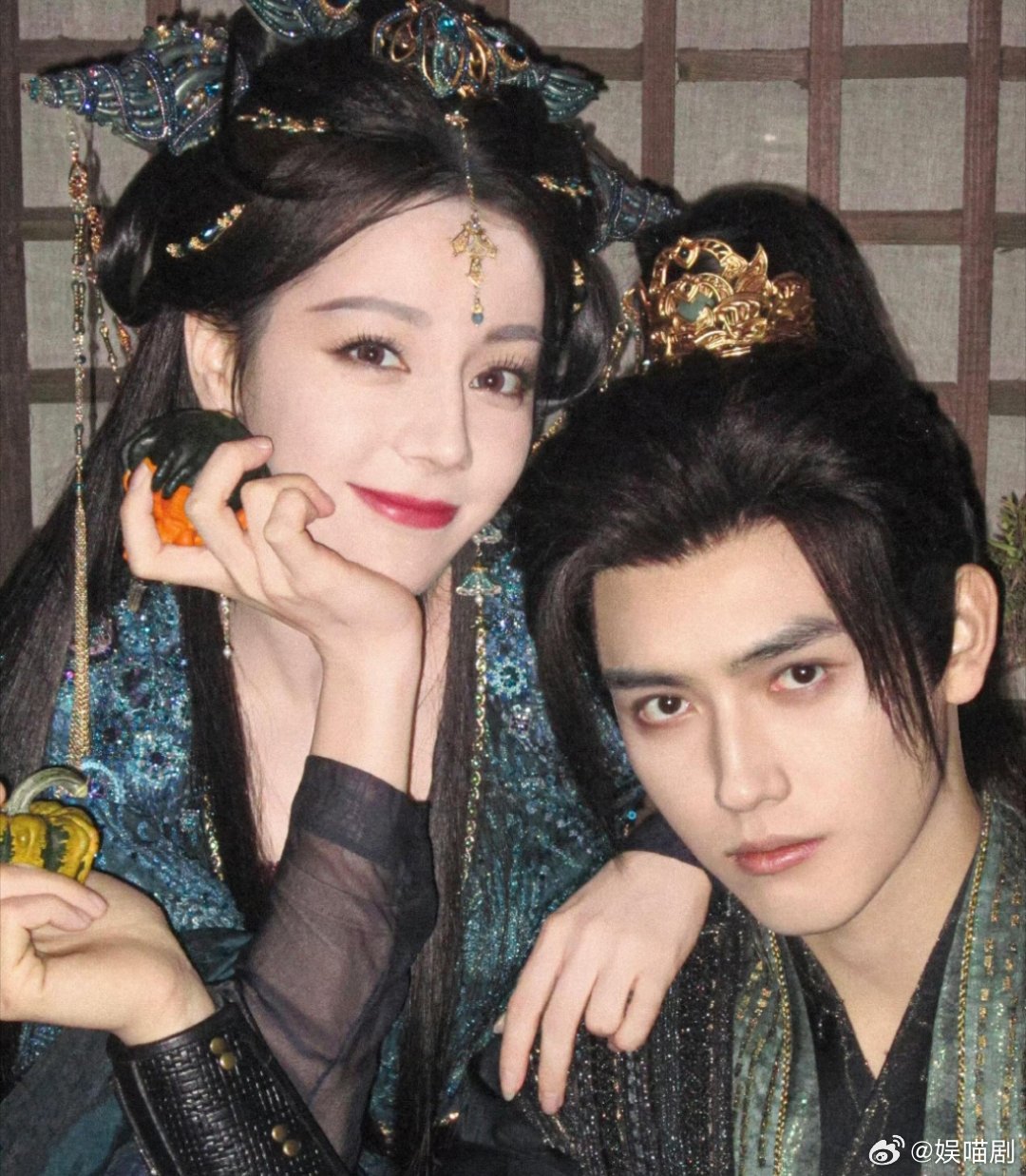 迪丽热巴陈飞宇CP感白天是柔弱孤女和阳光将军，晚上是疯批鬼王和腹黑死士。两人都