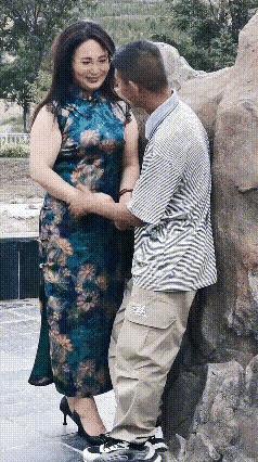 千里姻缘一线牵，真真假假谁知道，估计这位大叔是花了钱的至于缘分，那还得看男人给