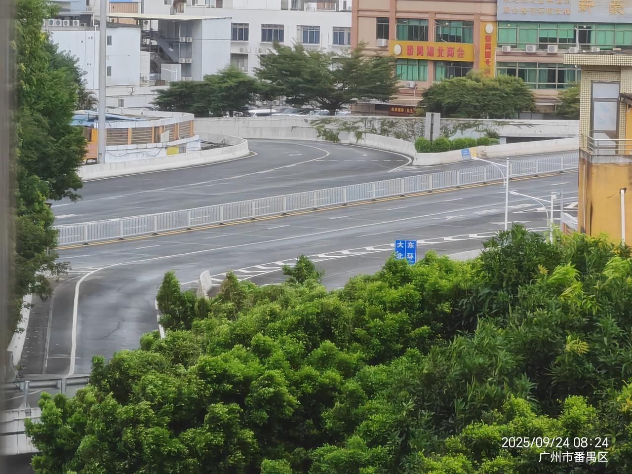 为了躲避台风，外卖也停了，平台上显示“当前地区被交通管制，无法配送”。广州很