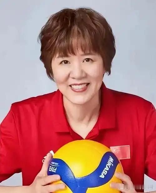 郎平教练对颜妮的喜爱溢于言表，原因是多方面的。颜妮拦网能力超强，在世界舞台也