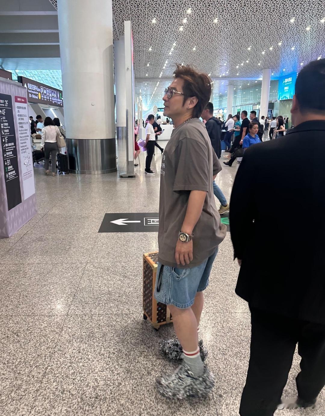 52岁孙耀威现身深圳机场，他一个人拖着行李箱，打扮年轻帅气，个子有点显矮，目测只