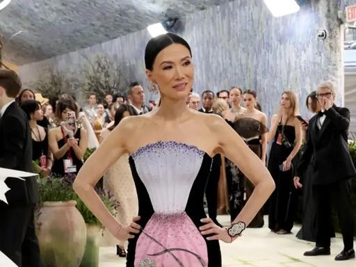 5月5日时尚圈顶级盛会MetGala红毯上，邓文迪带着自己和默多克的两个女儿一