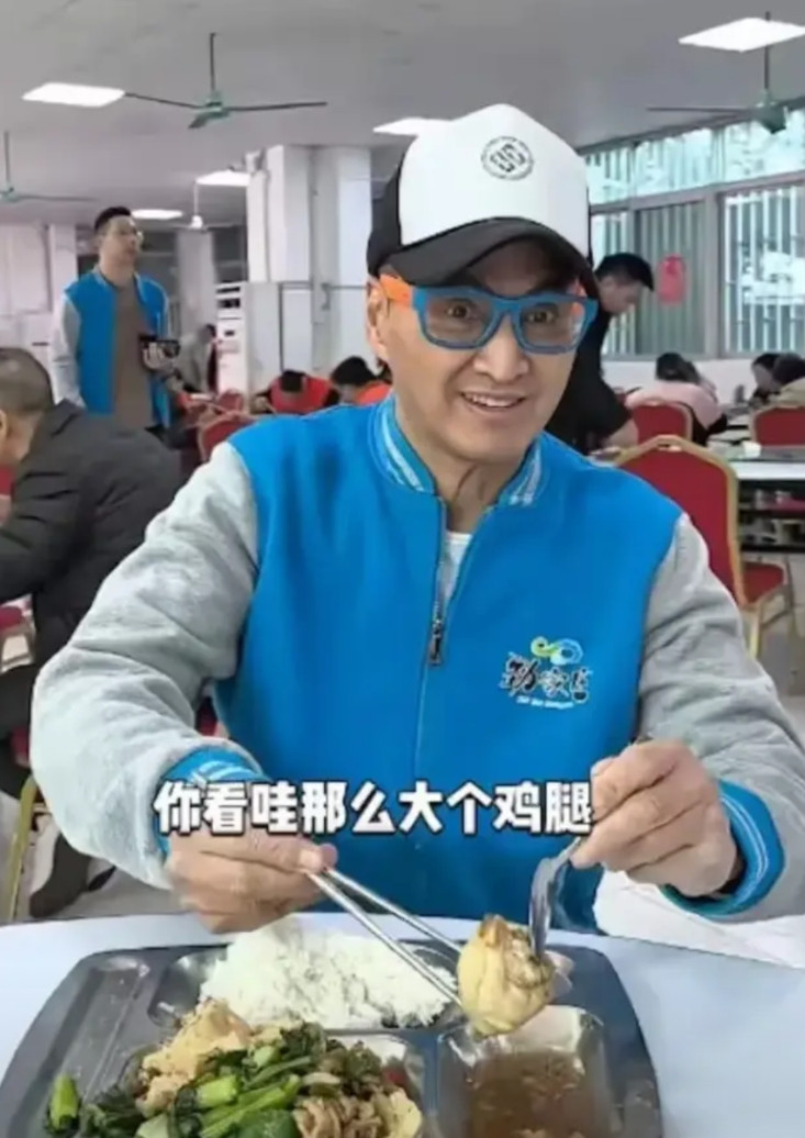 真的建议何家劲不要再晒自家工厂食堂的伙食了，这样只会越描越黑、求锤得锤。网友