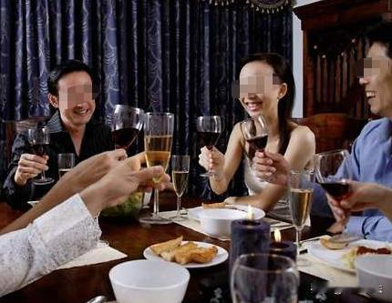 陕西西安，成都女子到西安旅游时，经朋友在饭局介绍，认识了一男子，之后两人前往宾馆